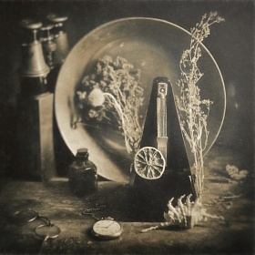 Метафизический натюрморт с метрономом, песочными часами, ракушкой, лимином, засушенными растениями и всякими прочими предметами полезными для истинного алхимика автора astahov