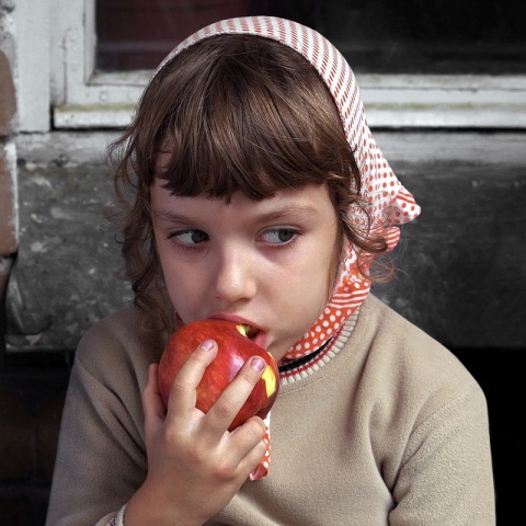Девочка с яблоком автора Kuvshinov