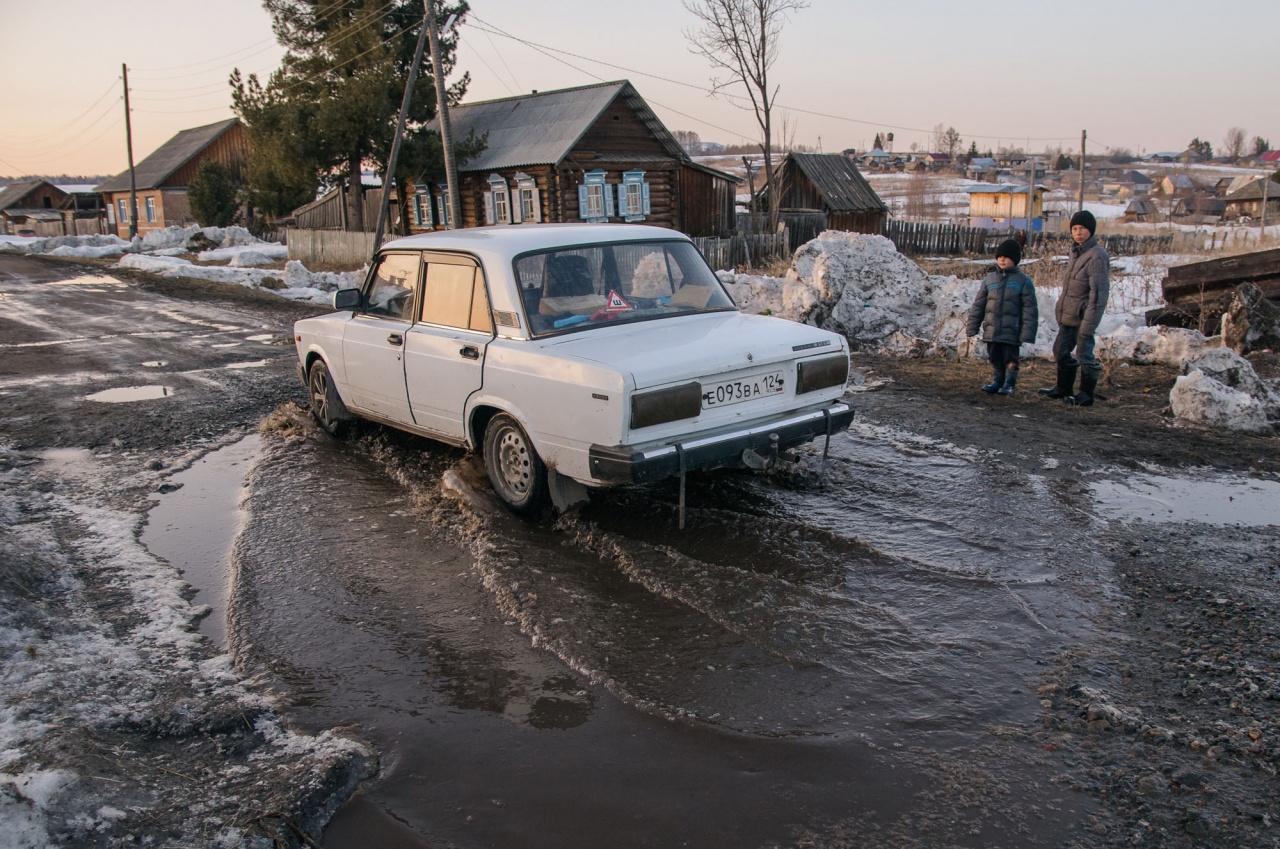 У лужи на перекрёстке (серия)