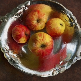 Яблоки на серебряном блюде автора fotososunov1955
