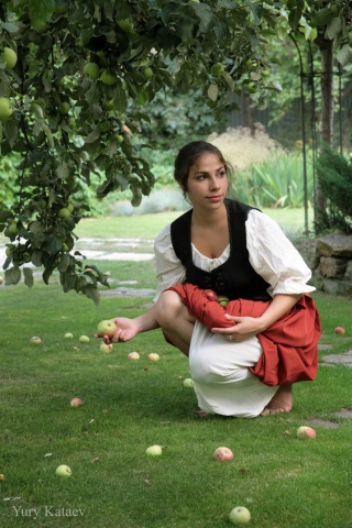 Таня в яблоневом саду. Старокамышинск автора admin