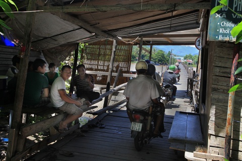 Сборщики &quot;дани&quot; за проезд через мост. Вьетнам. автора bogdanovskiy