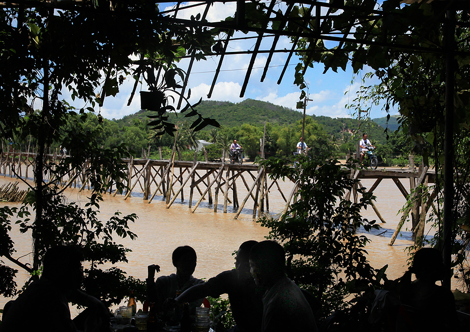 Сборщики "дани" за проезд через мост. Вьетнам.
