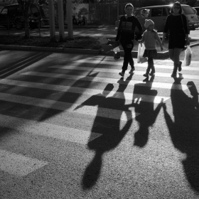 Три тени женского рода на пешеходном переходе))) автора giviryak
