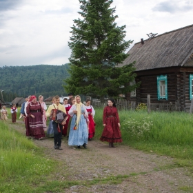 сегодня праздник у девчат. автора chervyakov