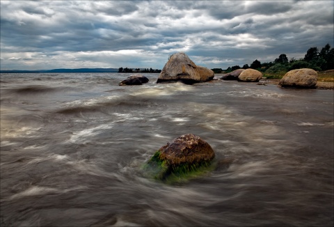 В водовороте волн