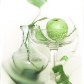 Натюрморт с зеленым яблоком автора willow