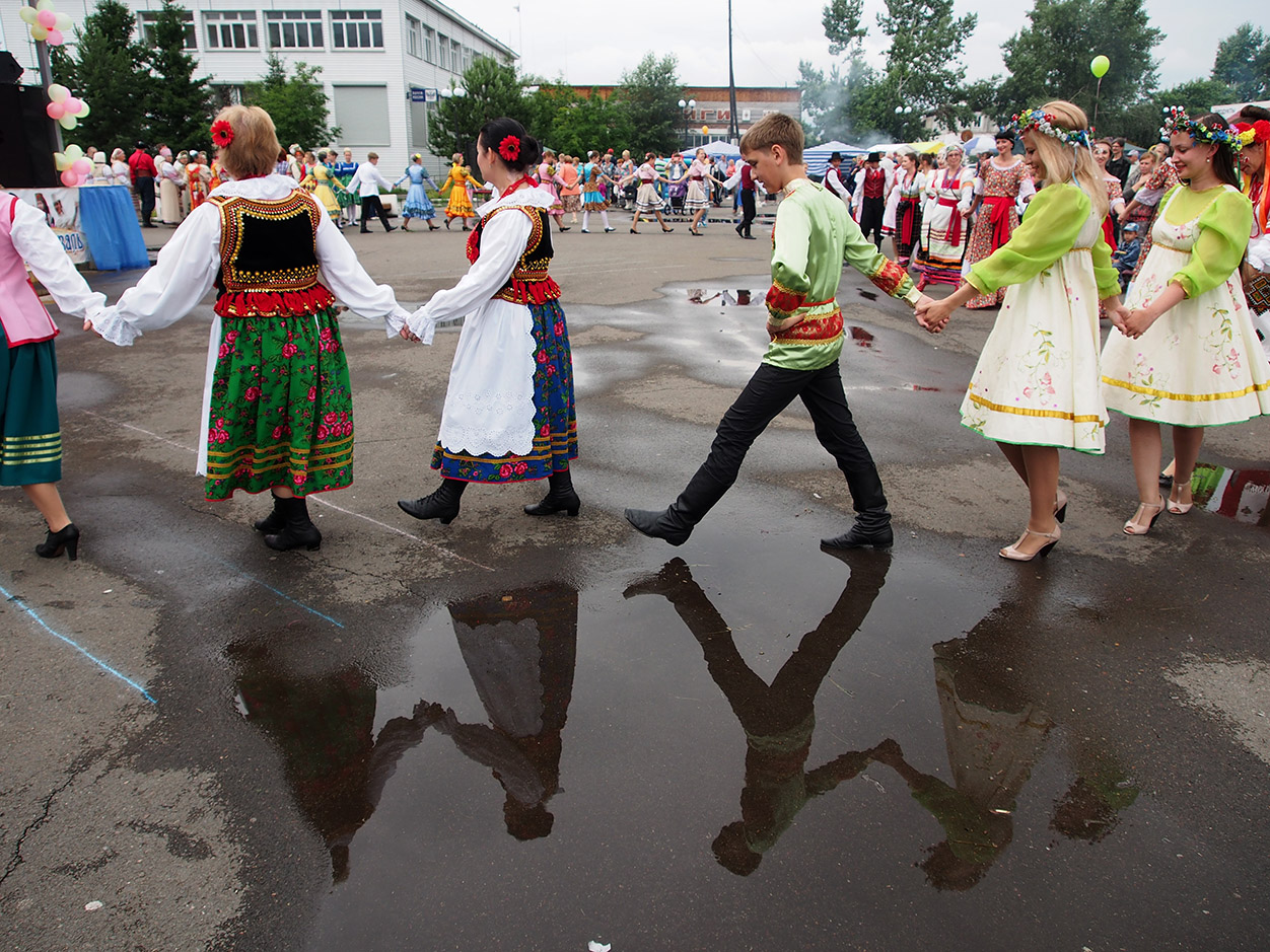 Подворье в районе (серия)