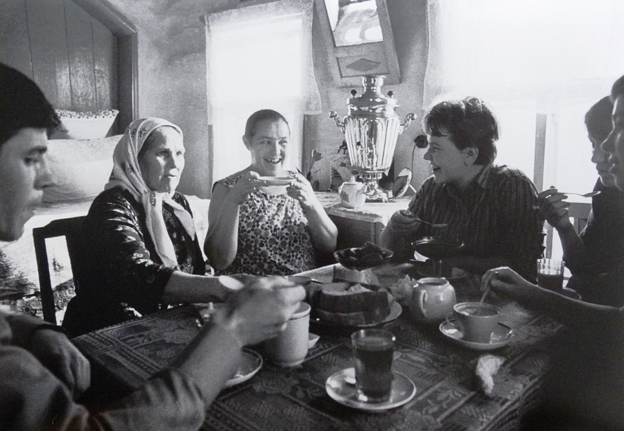 1970. с. Париж. Чаепитие в доме Романовых.
