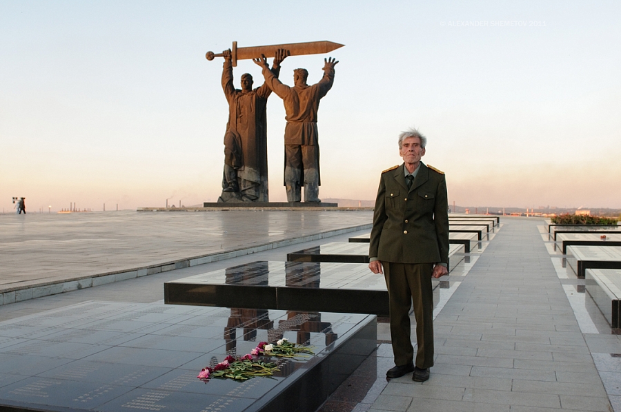 С войны..