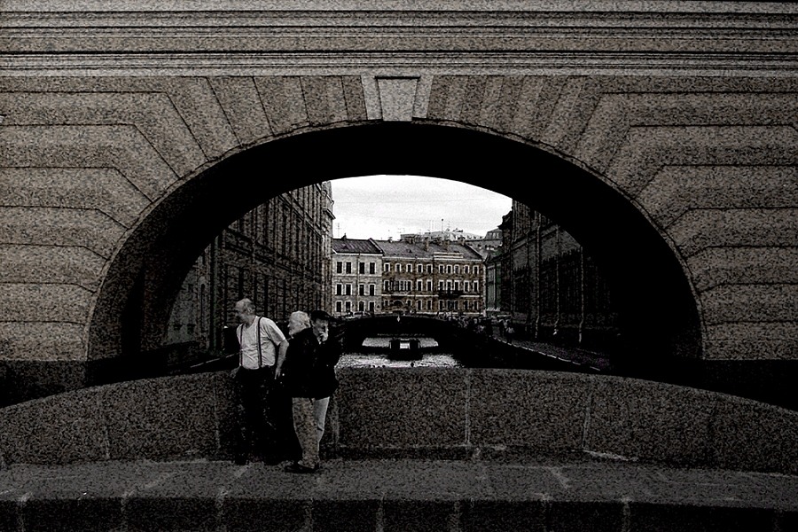 Странное очарование (Эрмитажный мост и фельтеновская арка над Зимней канавкой)