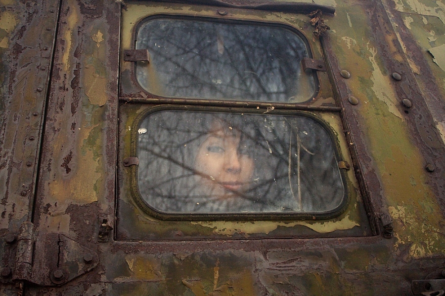девушка в окне