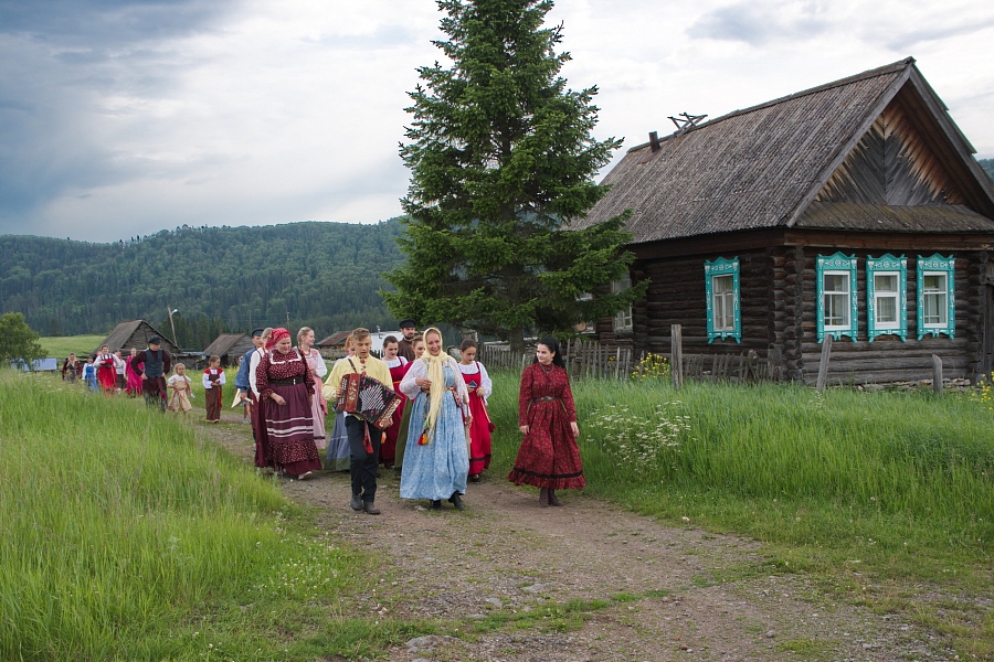 сегодня праздник у девчат.