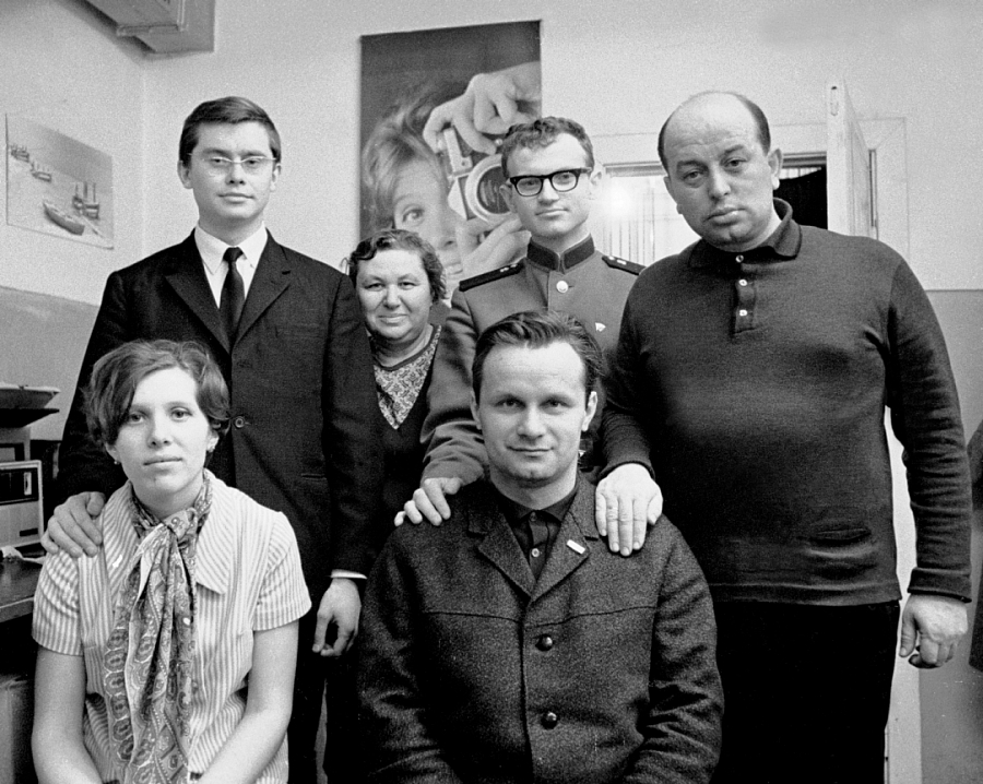 1969. Фото-семья. Фотолаб. ЧГПИ. Н. Дряхлова (вып. ЧГПИ), Е. Ткаченко ( газ. Челяб. раб.), Л. Паширов (асс.ЧГПИ), Ек. Як. Шафран - мама - Катя - лаборант), В. Швеммер (ЧВАКУ+газ. Кр. боец), Юрий Теуш (ЧГПИ + газ.Сов. спорт)