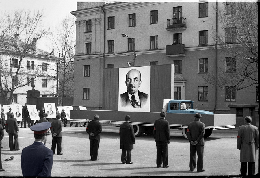 В "почётном" карауле.