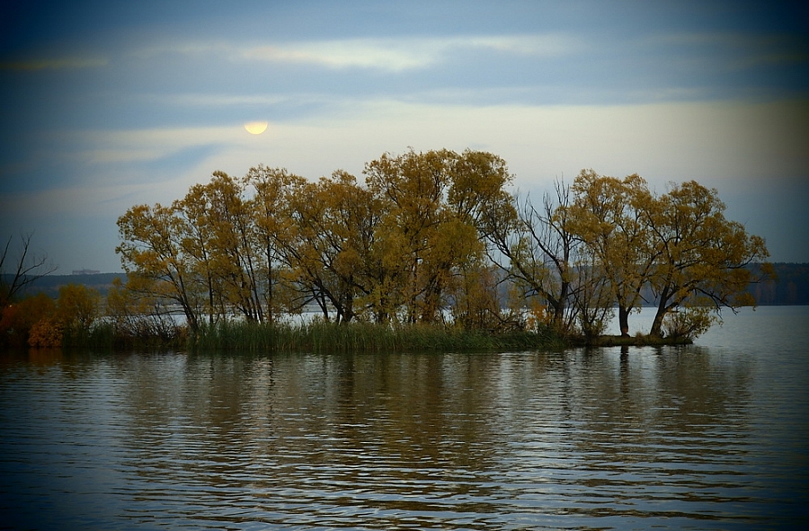 Осеняя луна