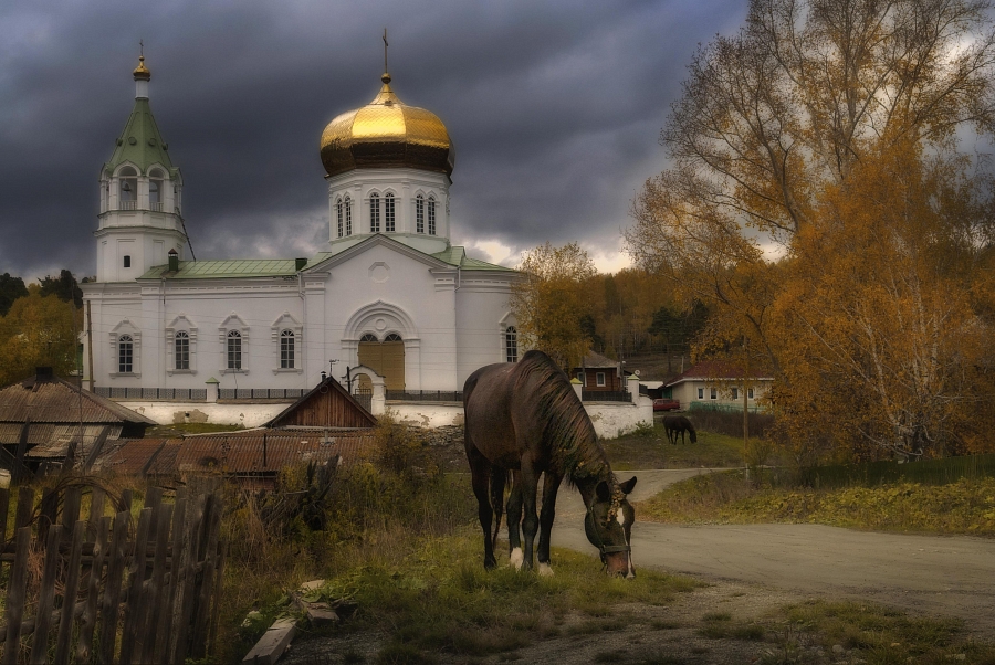 У храма